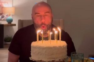 El actor John Travolta en su cumple 70 confesó la enfermedad que le quitó tres mujeres en su vida