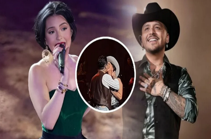 Christian Nodal y Ángela Aguilar se dan tremendo beso en el escenario y él dice que la ama