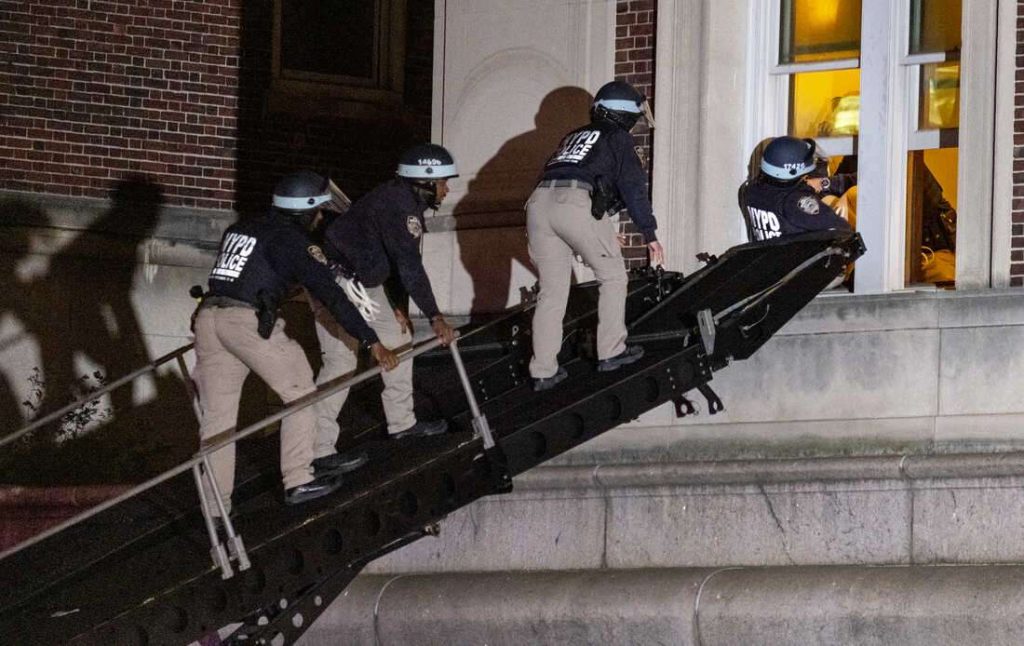 Policía irrumpe en la Universidad de Columbia cazando manifestantes pro-Palestina
