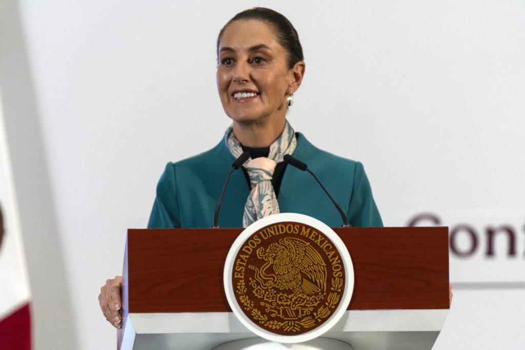 Sheinbaum acuerda con Trump tratar la balanza comercial México-EEUU